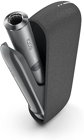 Technisches Bild des IQOS ILUMA PRIME in der Farbe Midnight Black, das ein offenes Ladeetui mit strukturierter Stoffabdeckung und einen teilweise darin sichtbaren silbernen Holder zeigt. Auf dem Holder befindet sich das IQOS-Logo. Schräge Ansicht auf weiß