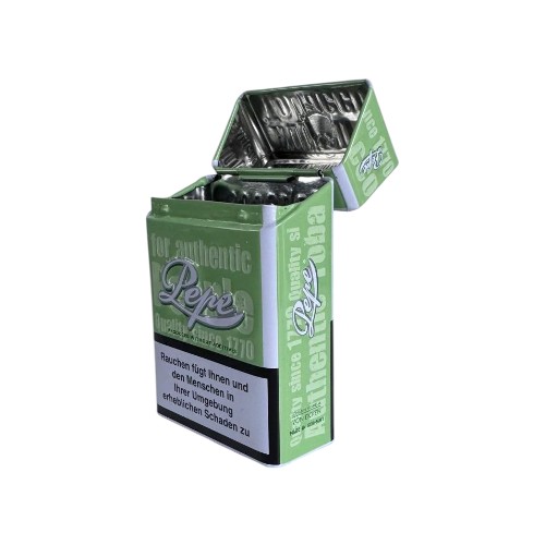 Geöffnete Pepe Metallbox in einem mittleren Grünton. Präzises Klappscharnier und robuster Weißblech-Korpus für den optimalen Schutz von Zigaretten vor Deformation.