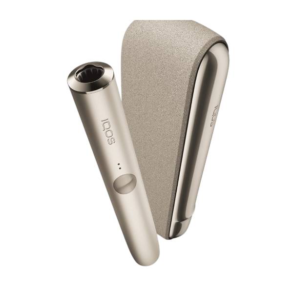 Produktbild des IQOS ILUMA Kit in der Farbe Pebble Beige, bestehend aus dem sandfarbenen Pocket Charger und dem passenden Holder