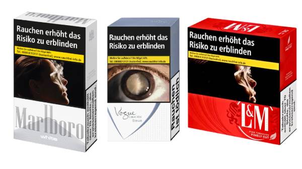 Drei Zigarettenschachteln in Weiß, Blau und Rot (Marlboro, Vogue, L&M), die die Farbcodierung für milde bis starke Tabakmischungen zeigen
